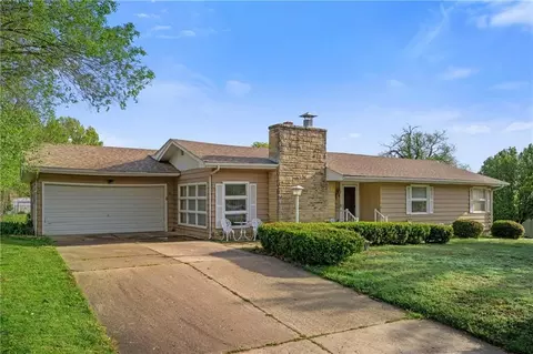 1318 Hibbard St, Coffeyville, KS 67337