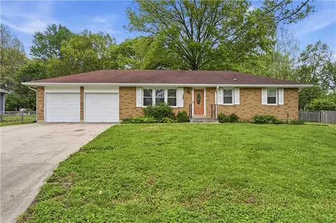 705 SW Maple Ln, Oak Grove, MO 64075
