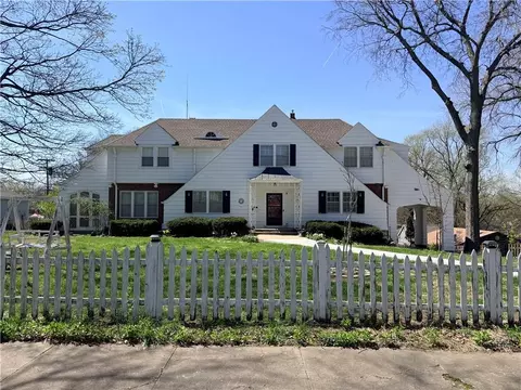 1410 S Broadway St, Leavenworth, KS 66048