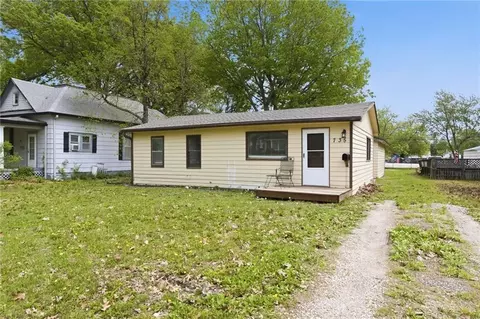 735 S Willow St, Ottawa, KS 66067