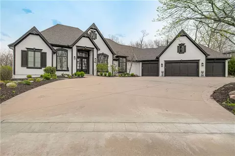 7055 NW Scenic Dr, Parkville, MO 64152