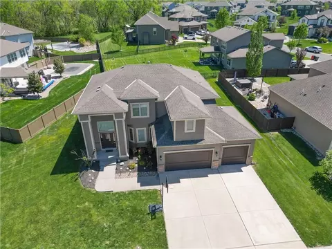 8804 SE 1st St, Lees Summit, MO 64064