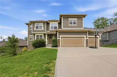5695 NW Heritage Hill Rd, Parkville, MO 64152