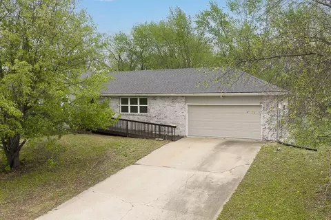 505 Laughlin Dr, Tonganoxie, KS 66086