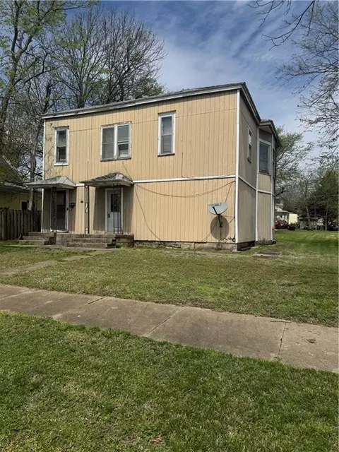 121 W 7th Ave, Garnett, KS 66032