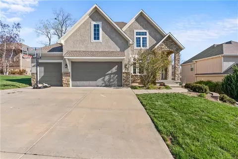 1308 NE Woods Edge Cir, Lees Summit, MO 64064