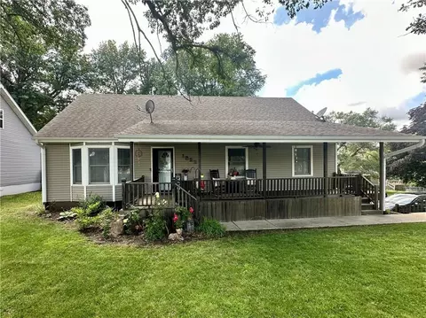 1322 N Dewey St, Maryville, MO 64468