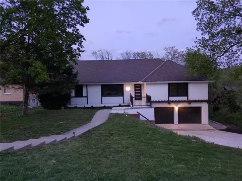 3147 Black Swan Dr, Shawnee, KS 66216