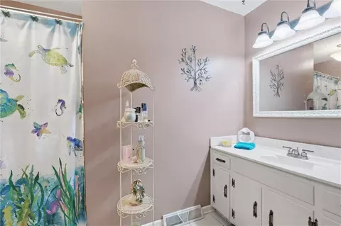 Bath - 706 NE Darwin St, Lees Summit, MO 64063 photo 2 of 2