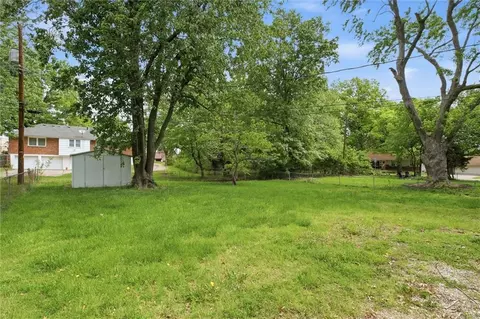 Exterior - 706 NE Darwin St, Lees Summit, MO 64063 photo 6 of 8