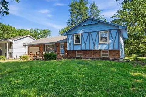 Exterior - 706 NE Darwin St, Lees Summit, MO 64063 photo 3 of 8