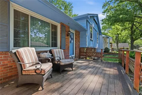 Exterior - 706 NE Darwin St, Lees Summit, MO 64063 photo 4 of 8