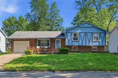 Exterior - 706 NE Darwin St, Lees Summit, MO 64063 photo 2 of 8