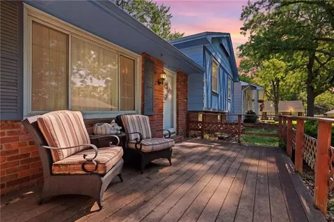 Exterior - 706 NE Darwin St, Lees Summit, MO 64063 photo 5 of 8