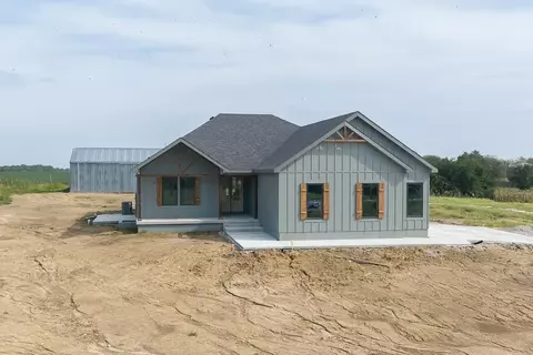 18814 Hollingsworth Rd, Tonganoxie, KS 66086