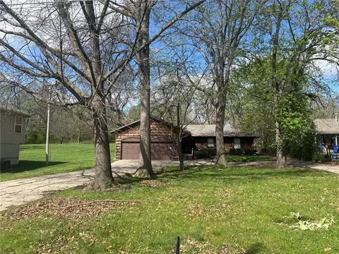7926 Ditzler Ave, Raytown, MO 64138