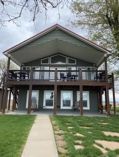 360 Lakeshore Dr, Big Lake, MO 64437
