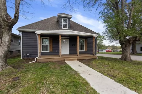 10 W Broadway St, Higginsville, MO 64037