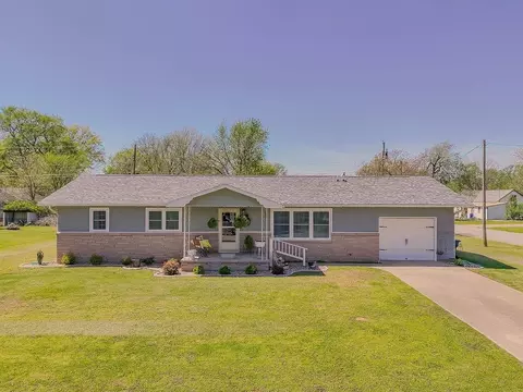 2009 Washington Ave, Baxter Springs, KS 66713