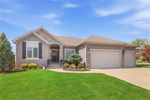 16324 S Twilight Ln, Olathe, KS 66062