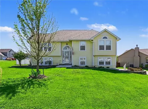 19621 Harbor Dr, Smithville, MO 64089