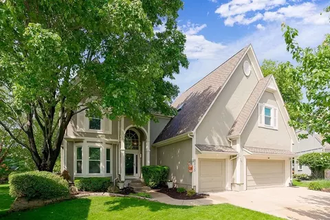 8215 W 129th Ter, Overland Park, KS 66213