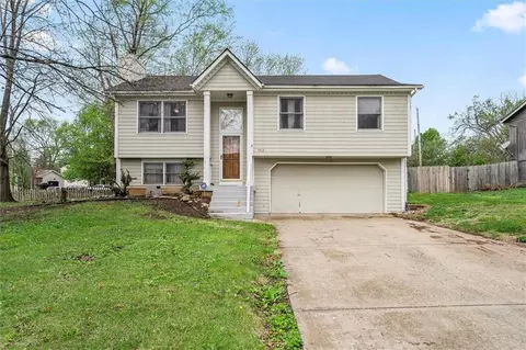 8812 Golden Ln, De Soto, KS 66018