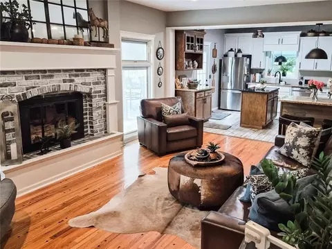 409 SW White Ridge Dr, Lees Summit, MO 64081