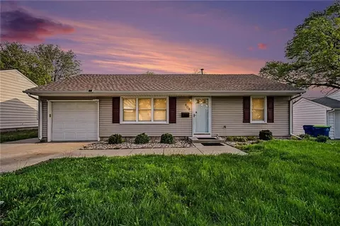608 NE 67th St, Gladstone, MO 64118