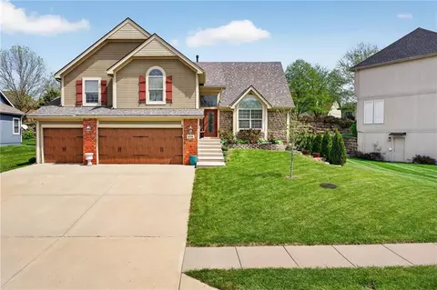6719 NW Monticello Ter, Parkville, MO 64152