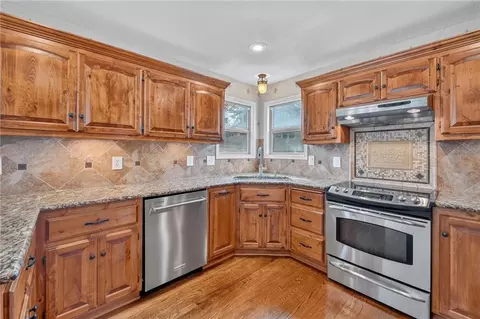 6719 NW Monticello Ter, Parkville, MO 64152