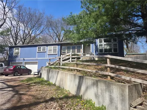 10543 County Road 375 Rd, Saint Joseph, MO 64505