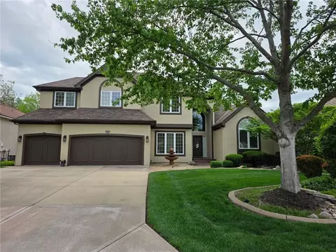 709 NE Lake Pointe Dr, Lees Summit, MO 64064