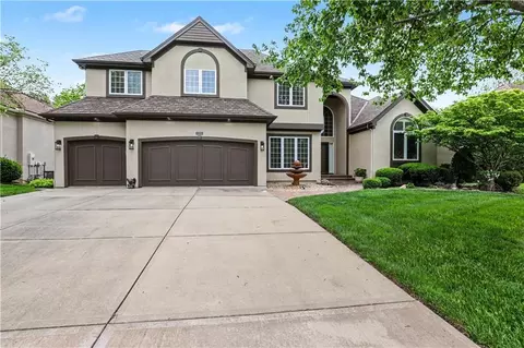709 NE Lake Pointe Dr, Lees Summit, MO 64064