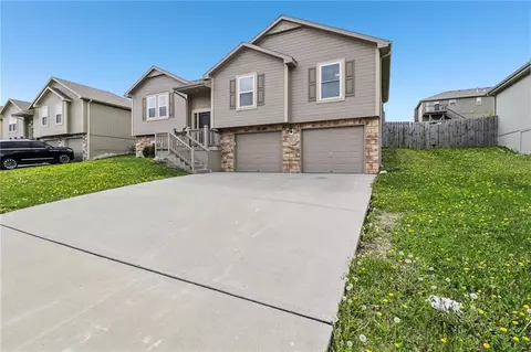 1307 NW Hilltop Ln, Grain Valley, MO 64029