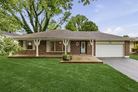 18719 Gateway Dr, Independence, MO 64057