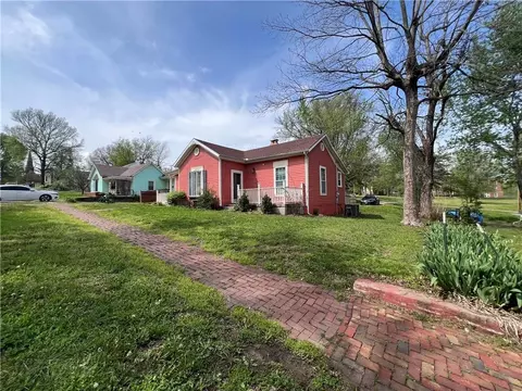 2008 Main St, Lexington, MO 64067