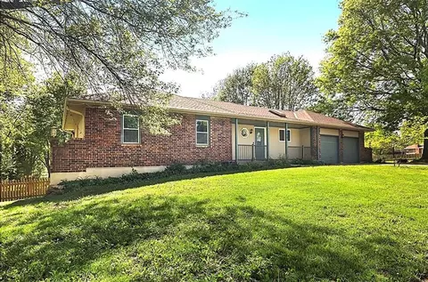 Exterior - 700 Lark St, Raymore, MO 64083 photo 2 of 3
