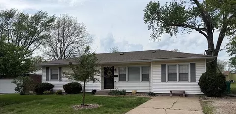 8 Morningside Dr, Paola, KS 66071