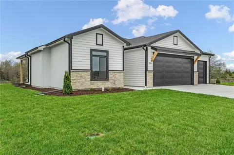 1006 Bluestem Cir, Baldwin City, KS 66006