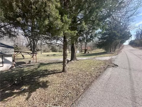 8740 Barber Ave, Kansas City, KS 66111