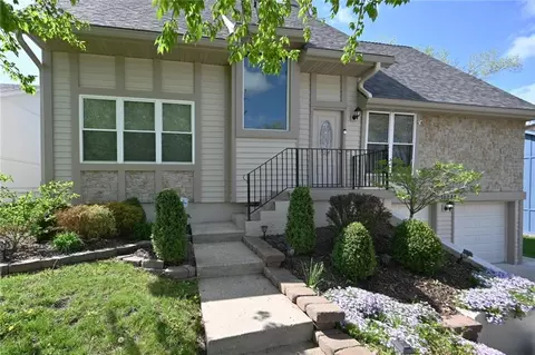 10241 NW 57th St, Parkville, MO 64152