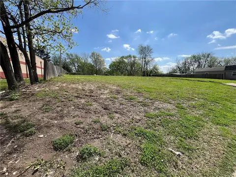 2335 S Sterling Ave, Independence, MO 64052 photo 3