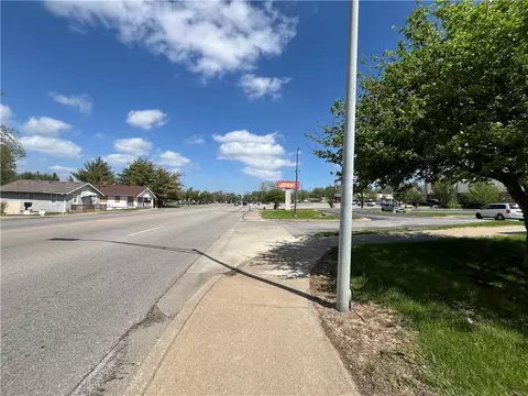 2335 S Sterling Ave, Independence, MO 64052