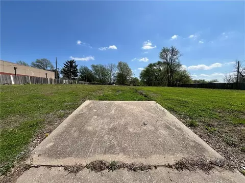 2335 S Sterling Ave, Independence, MO 64052 photo 2