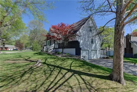 1510 SW 19th St, Blue Springs, MO 64015