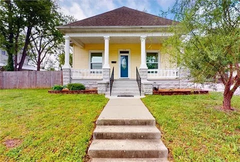 419 W Cherry St, Nevada, MO 64772
