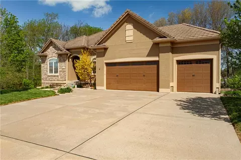 Exterior - 608 NE Sundown Dr, Lees Summit, MO 64064 photo 3 of 7