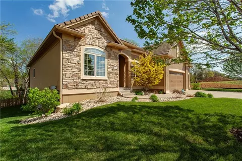 Exterior - 608 NE Sundown Dr, Lees Summit, MO 64064 photo 2 of 7