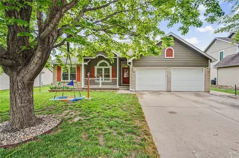 556 Brentwood Dr, Lawrence, KS 66049